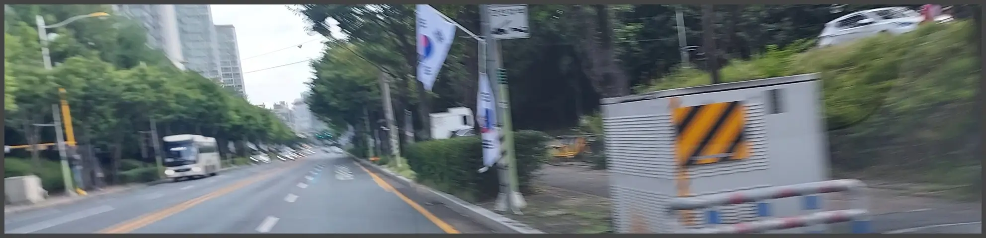 폭우에 태극기가 꺾인 모습