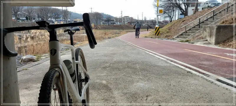 보행자 자전거 겸용 도로 옆에서 자전거를 세워두고 있는 모습