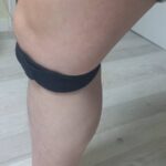 무릎 통증으로 보호대 착용한 모습