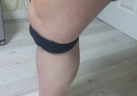 무릎 통증으로 보호대 착용한 모습