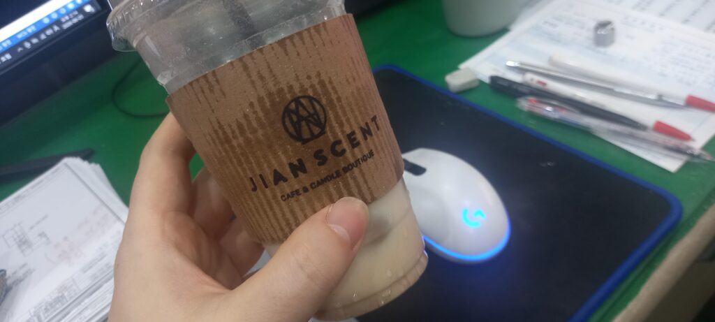 커피숍에서 구매한 미숫가루 음료