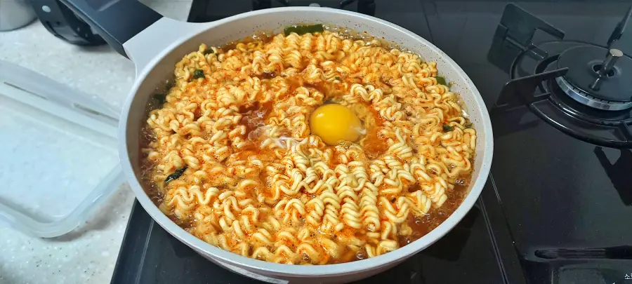 라면에 계란 넣은 모습