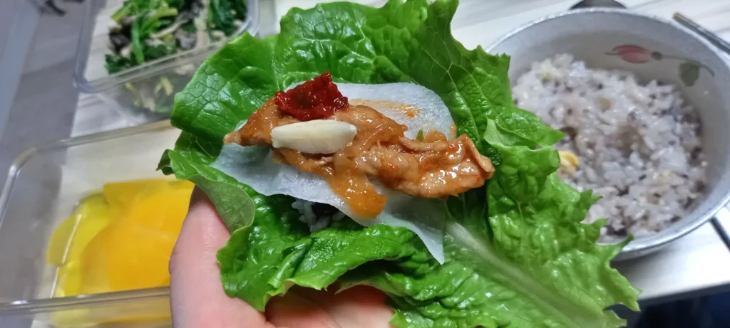 상추에 고기 싸 먹는 모습